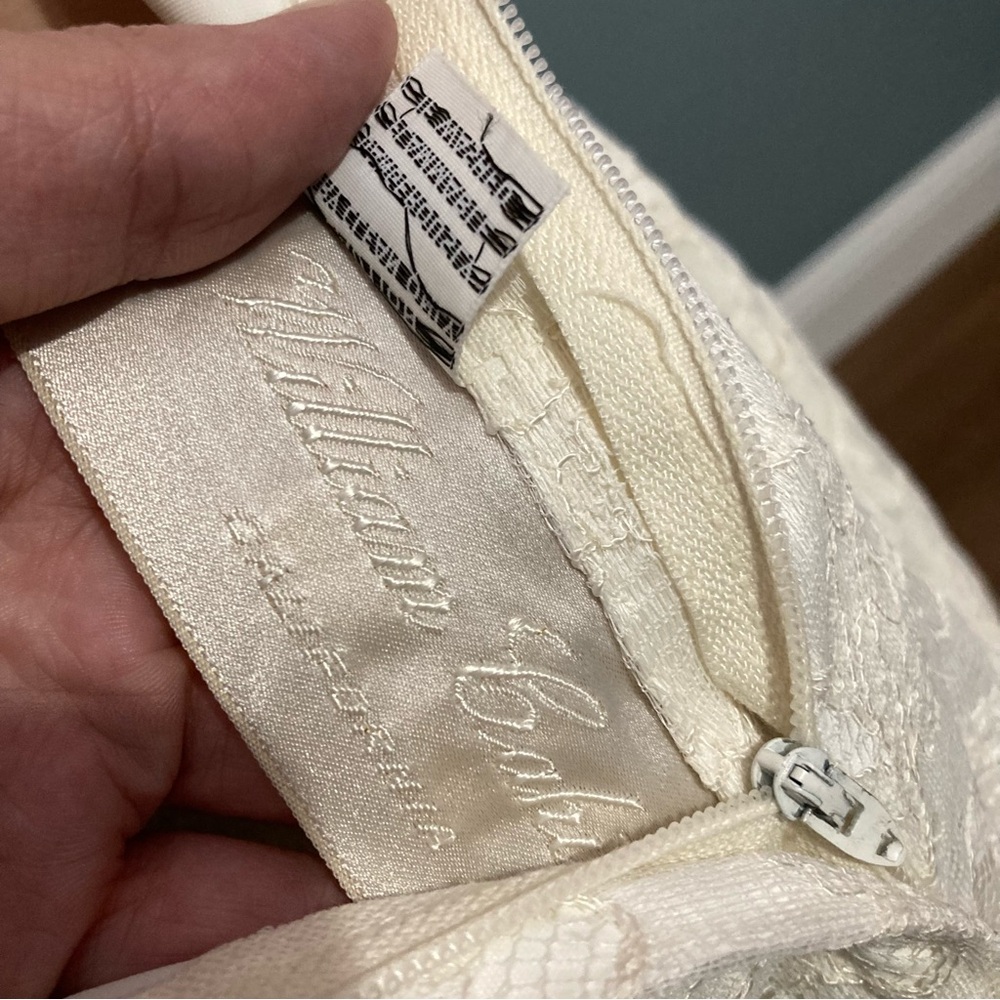 1950s William Cahill Original Lace Ivory Wedding Dress with Full Train - Picture 8 of 8